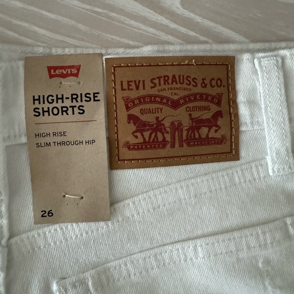 White Levi’s shorts NWT - Picture 3 of 3